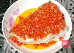 Illustration of how to steam fish head with chopped pepper 11