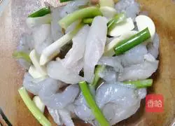 Illustration of how to make sweet and sour fish and shrimp combination 1