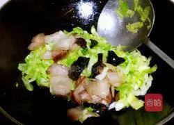 Illustration of how to make twice-cooked pork with cabbage and vermicelli 7