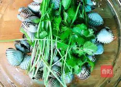 Blank the blood clams in boiling water Practice illustration 3