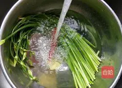 Illustration of how to stir-fry shredded pork with chives and moss 2