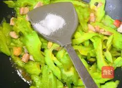 Illustration of how to make bitter melon and fried meat 6