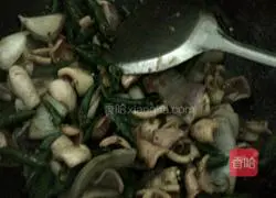 Illustration of how to make spicy pepper version of cumin squid 4