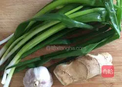 Illustration of how to stir-fry sea cucumber with green onion 2