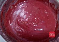 Illustration of how to make red yeast cream cake roll 4