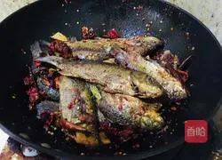 Illustration of how to make crispy crucian carp 7