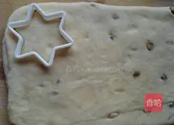 Illustration of how to make raisin scones 11