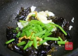 Illustration of how to make scrambled eggs with fungus 10