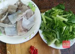 Illustration of how to stir-fry squid with celery 4