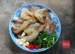 Illustration of how to fry prawns in oil 1