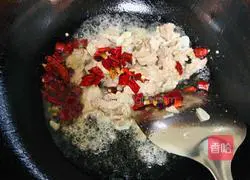 Illustration of how to make fried shredded pork with okra 4