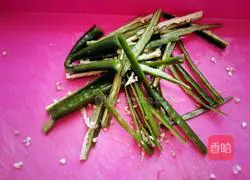 Illustration of how to make shredded beef with pickled pepper 5