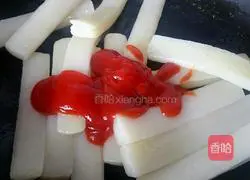 Illustration of how to make fried rice cakes with tomato sauce 4