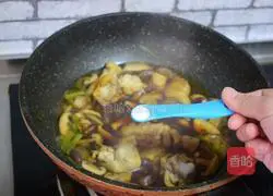 Illustration of how to make chicken legs and mushrooms stewed 11