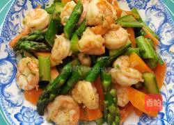 Illustration of how to make fried asparagus, carrots and shrimps 10