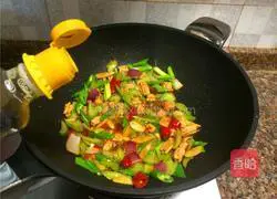 Illustration of how to stir-fry squid with celery and pickled pepper 10