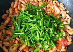 Illustration of how to stir-fry river shrimps with chives and moss 10