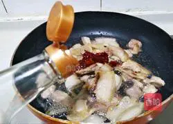 Illustration of the recipe of twice-cooked pork with sweet pepper and fungus 8