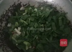 Illustration of how to make fried eggs with garlic sprouts 3