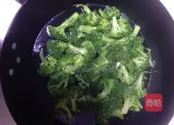 Sauteed broccoli in tomato sauce Illustration of how to do it 2