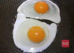 Illustration of how to cook poached eggs with yellow yatou 5
