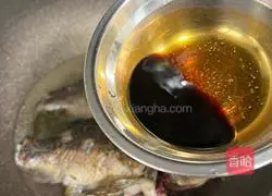 Illustration of how to cook crucian carp with edamame beans 9