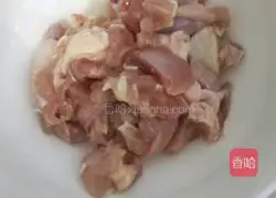 Illustration of how to stir-fry chicken legs with green onions 2