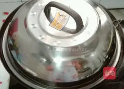 Illustration of how to cook pork ribs and stewed baby potatoes 8