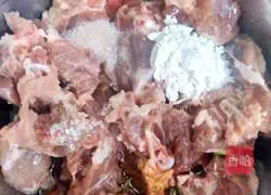 Illustration of how to make sauce-flavored pork ribs and braised potatoes 1