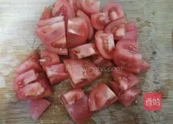 Illustration of how to make scrambled eggs with shrimps and tomatoes 2