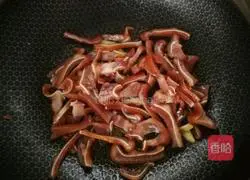 Illustration of how to stir-fry five-spice pig ears with garlic moss 5