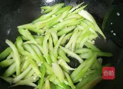 Illustration of how to make fried meat with celery 10