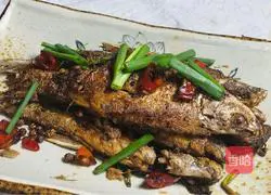 Illustration of how to make dry stir-fried fish 9