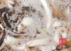 Illustration of how to stir-fry squid with garlic sprouts 2