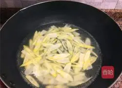Illustration of how to make stir-fried pork with Huoxiang bamboo shoots 4