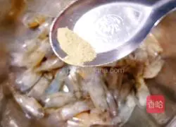 Illustration of how to make dry fried shrimp heads 3