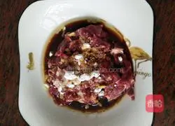 Illustration of how to make fried beef with onions 2