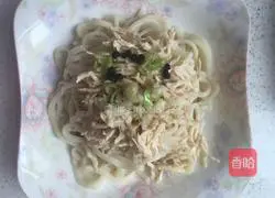 Illustration of how to make cold noodles with green onion and shredded chicken 7