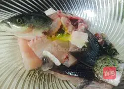 Illustration of how to cook fish in boiling water 3