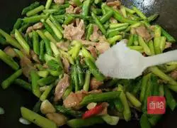 Illustration of how to make asparagus and fried meat slices 8