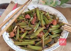 Illustration of how to make celery and fried meat 11