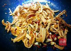 Illustration of how to cook bacon with dried bamboo shoots 5