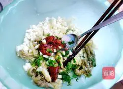 Illustration of how to mix eggplant and mashed potatoes 4