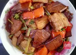 Illustration of how to stir-fry twice-cooked pork with dried celery and red pepper 6