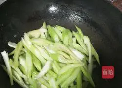 Illustration of how to cook celery and fried meat 7