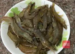  Illustration of how to make fried prawns in oil 1