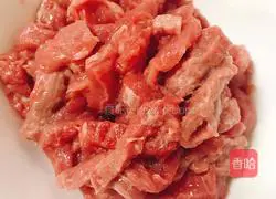 Illustration of how to make stir-fried beef strips with yellow celery 3