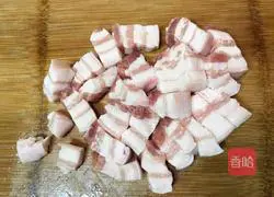 Illustration of how to make braised meat with dried beans 5