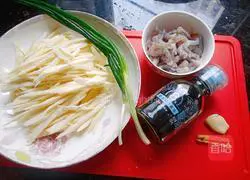 Illustration of how to make delicious wild rice stir-fried shrimps 1