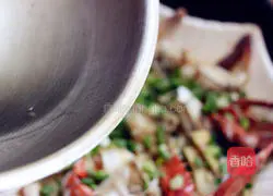 Illustration of how to make swimming crab with scallion oil 7